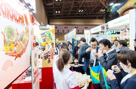 Thực khách xếp hàng thưởng thức đặc sản tương ớt Chin-su Sriracha tại Foodex Nhật Bản 2024